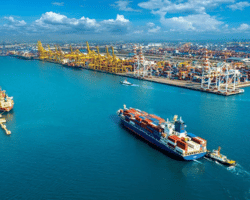 Portos sofrem com irregularidade de itinerários e acumulam contêineres e navios em espera